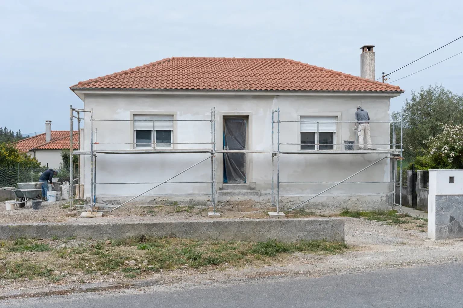 Casa térrea em obras de renovação, com um andaime ligeiro na fachada